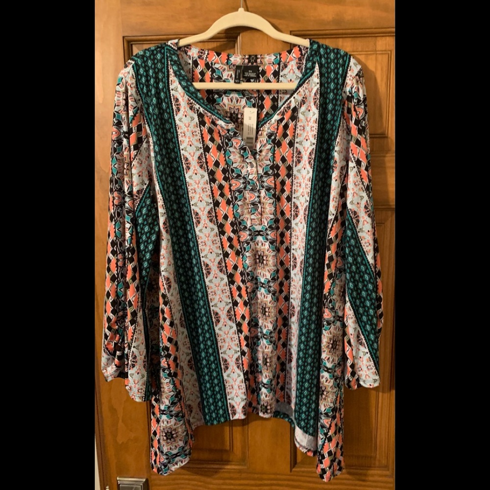 Beautiful multi color print top in 3x